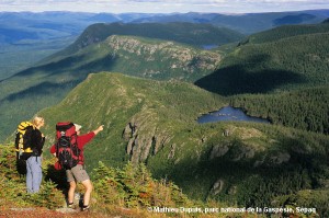 Sommet du pic de l'Aube avec ses panoramas impressionnants © Mathieu Dupuis, parc national de la Gaspésie, Sépaq