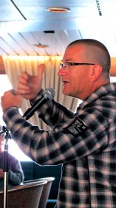 Un conteur qui raconte le folklore madelinot © David Lang