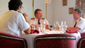 Des membres de l'équipage à la table du capitaine Langford © David Lang