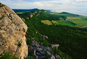 Rock climbing in Kamouraska, Bas-Saint-Laurent © Éric Saint-Pierre