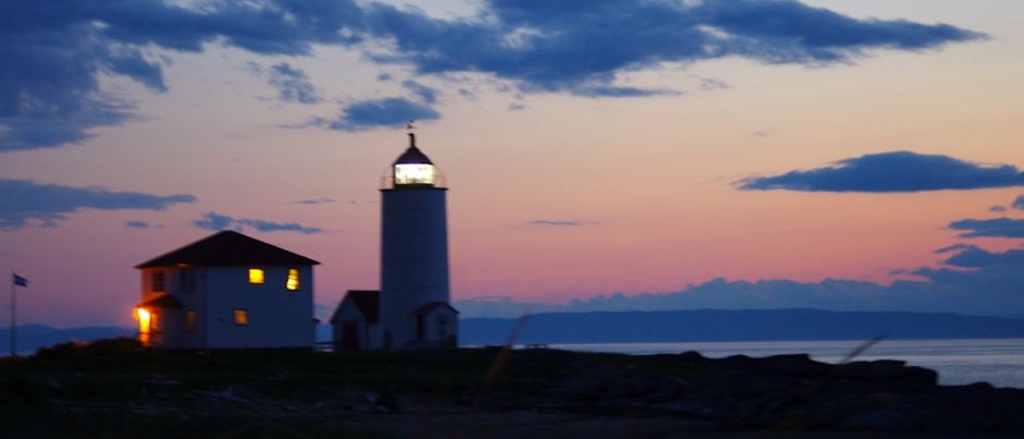 Phare de l'Île Verte au coucher du soleil - Crédit photo : Le Québec maritime L’Isle-Verte et les maisons du Phare