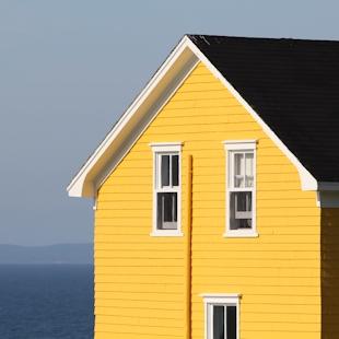 Yellow house in the Îles de la Madeleinee