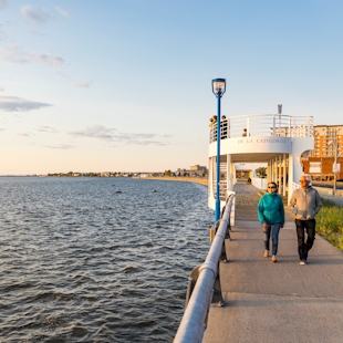 Couple walking along the water in Rimouski in Bas-Saint-Laurent