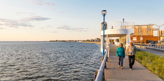 Couple walking along the water in Rimouski in Bas-Saint-Laurent