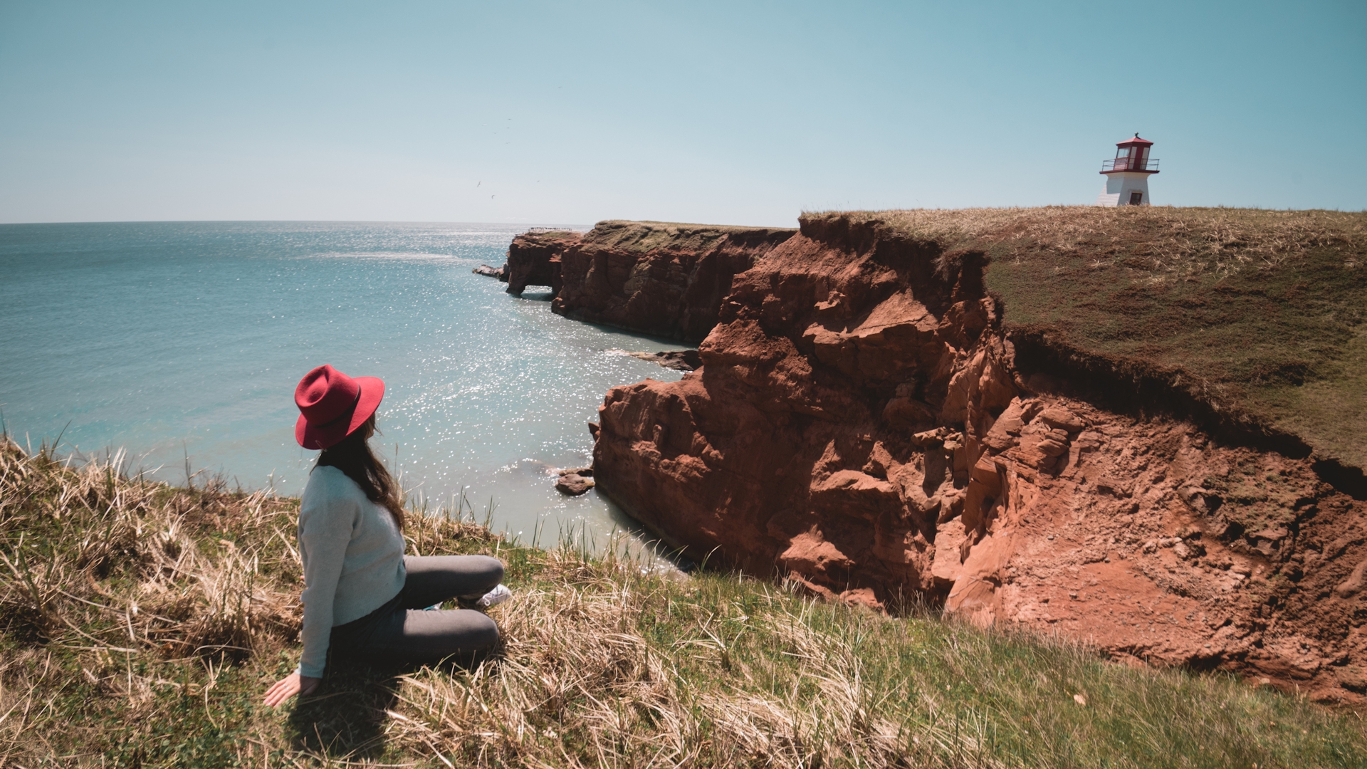 Camille devant les falaises des Îles de la Madeleine