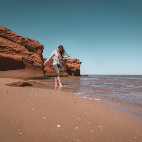 Camille sur une plage des Îles de la Madeleine