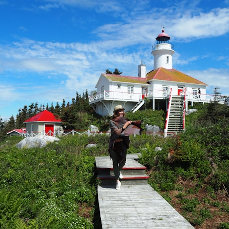 Jessica devant le phare du Pot à l’Eau-de-Vie