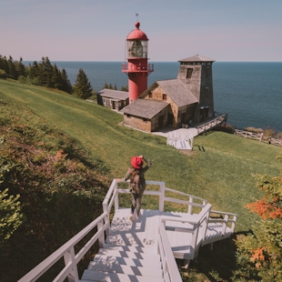 Camille devant le phare de Pointe-à-la-Renommée, Gaspésie