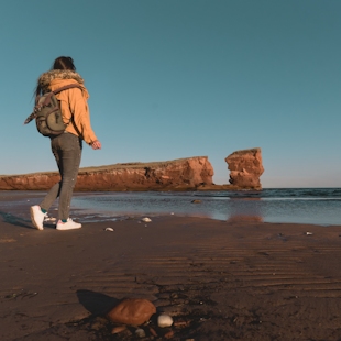 Camille devant les falaises des Îles de la Madeleine