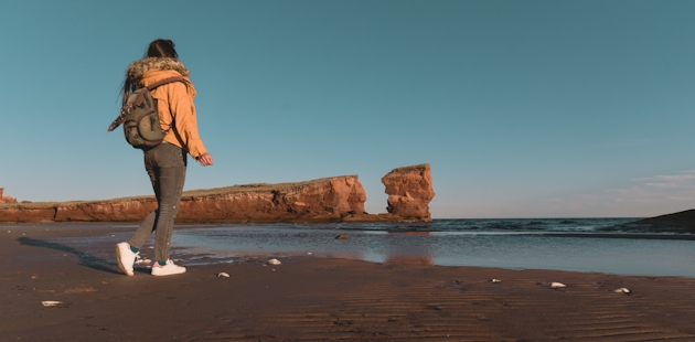 Camille devant les falaises des Îles de la Madeleine