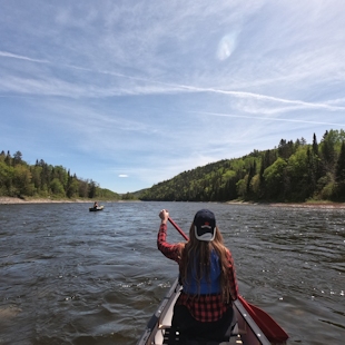 Jessica en canot sur la rivière Matapédia, Gaspésie