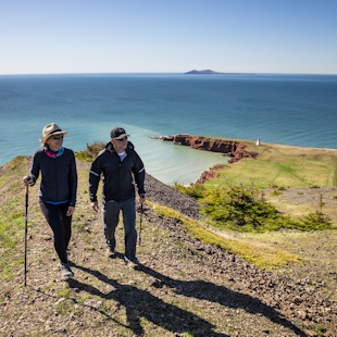 Deux randonneurs aux Îles de la Madeleine