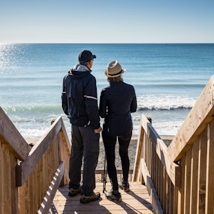 Couple regardant la mer