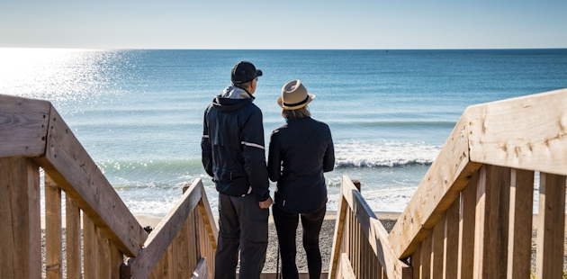 Couple regardant la mer