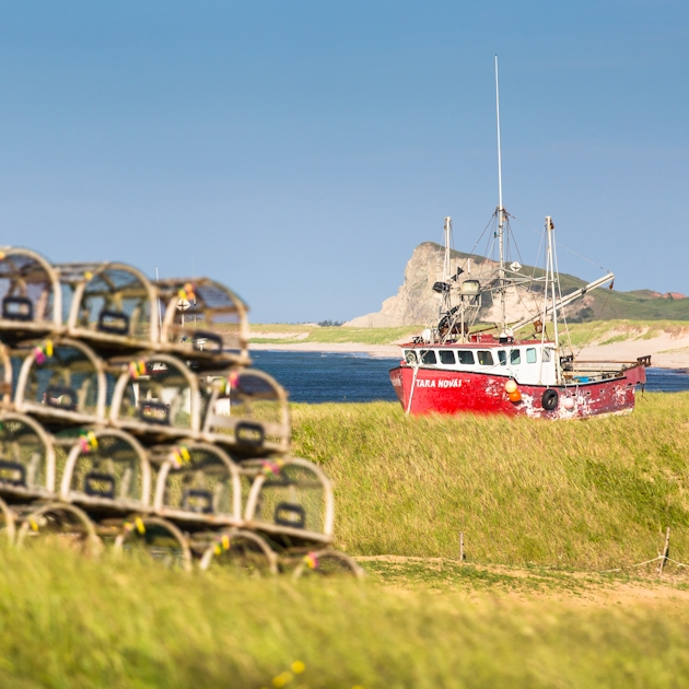 Bateau et cages de pêche aux Îles de la Madeleine