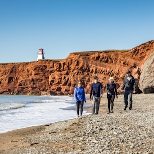 Famille sur la plage aux Îles de la Madeleine