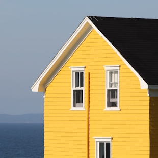 Maison jaune aux Îles de la Madeleine