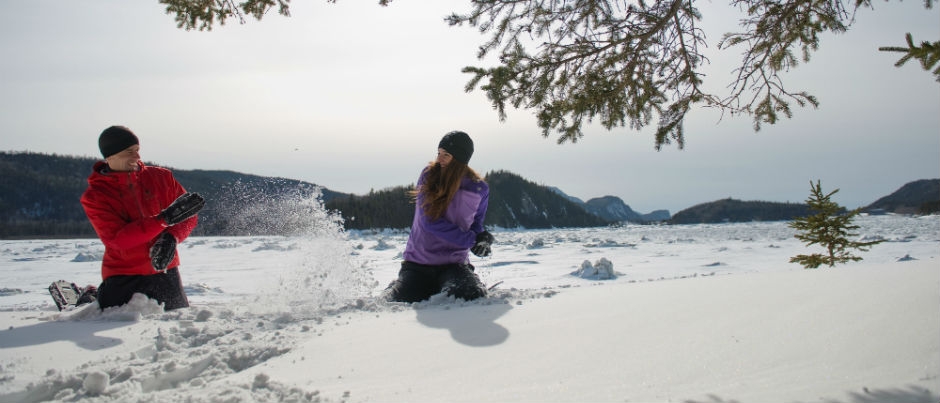 Le plaisir de jouer dans la neige! - Crédit photo : Steve Deschênes Les plaisirs d’hiver dans les régions du Québec maritime