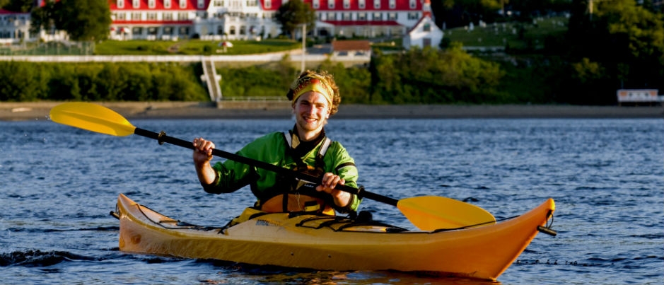 Kayak dans la baie de Tadoussac - Crédit photo : Marc Loiselle / Tourisme Côte-Nord - Manicouagan Les régions du Québec maritime : paradis du kayak de mer