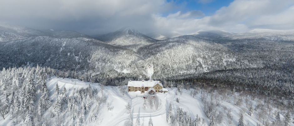 L’Auberge de montagne des Chic-Chocs vue par un skieur hors piste