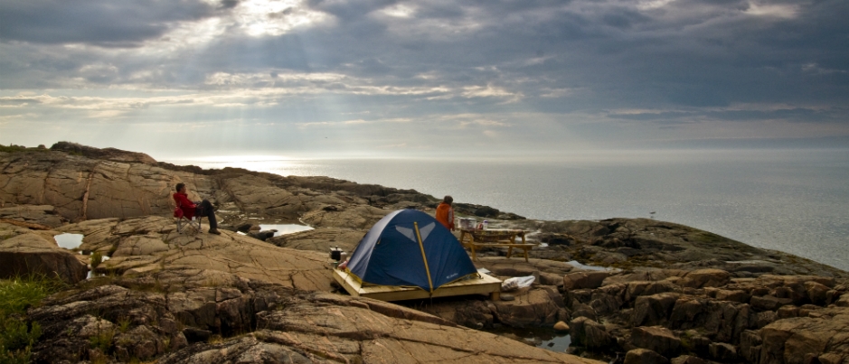 De votre site de camping, admirer les beautés naturelles de cet environnement - Crédit photo : Marc Loiselle / ATR Manicouagan Camping-kayak : le duo gagnant aux Bergeronnes