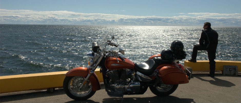Regarder au loin l’immensité du paysage - Crédit photo : François Rivard / Tourisme Gaspésie Moto : les plus beaux endroits pour se dégourdir les jambes
