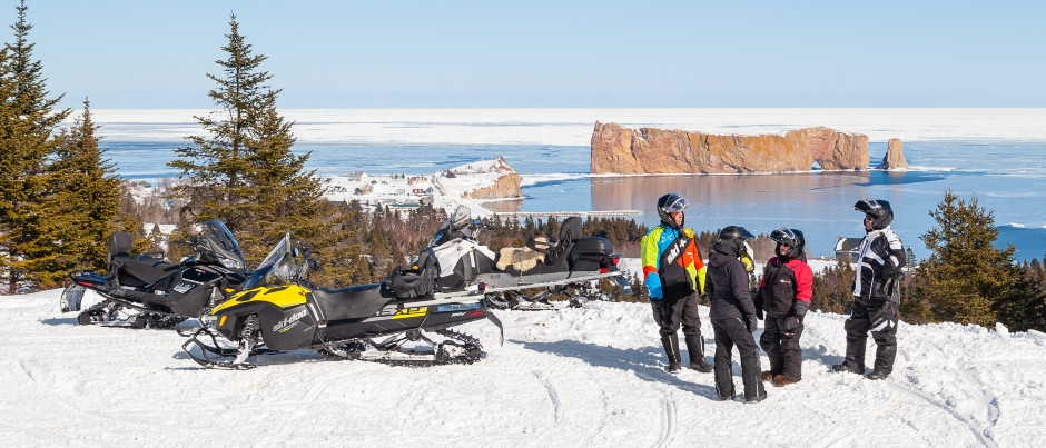 Mythique mastodonte de calcaire, le rocher Percé a de quoi impressionner - Crédit photo : Roger St-Laurent Raid motoneige : 3 bonnes raisons de faire une halte à Percé