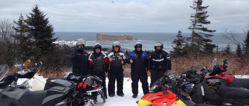 Le groupe devant le rocher Percé - Crédit photo : Jean-Guy Charette Des motoneigistes emballés par leur séjour au Bas-Saint-Laurent et en Gaspésie!