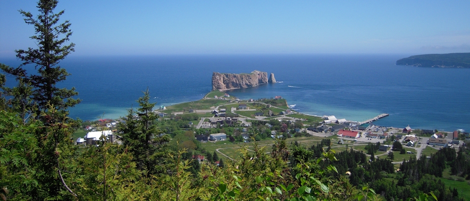 La vue sur Percé du haut du Mont Sainte-Anne - Crédit photo : Marie Leblanc Les bonnes adresses des gens d’ici : Gregory Molnar sur Percé