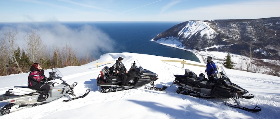 En motoneige au sommet du mont Saint-Pierre - Crédit photo : Studio du Ruisseau Préparer son voyage en motoneige en Gaspésie