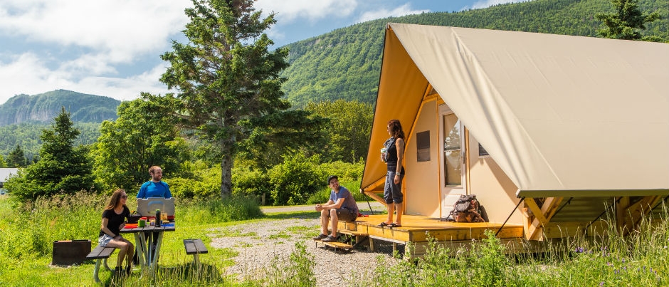 Tente oTENTik au parc national Forillon - Crédit photo : Mathieu Dupuis/Le Québec maritime Hébergement au parc national Forillon : Tentes oTENTik