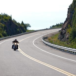 Motocycliste sur une route de la Côte-Nord