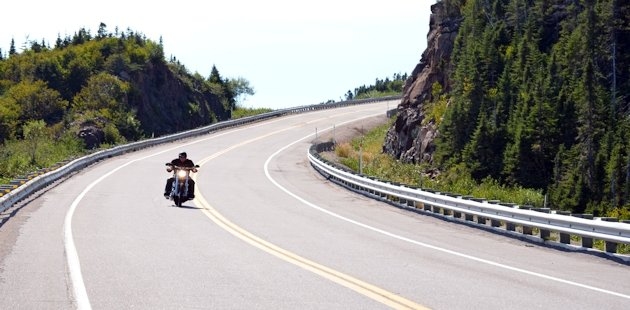 Motocycliste sur une route de la Côte-Nord