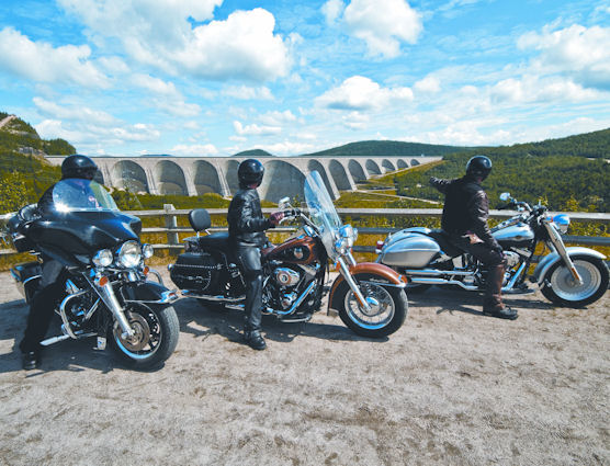 Motocyclistes devant le barrage Manic-5