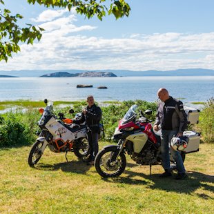 Motocyclistes dans une halte du Kamouraska