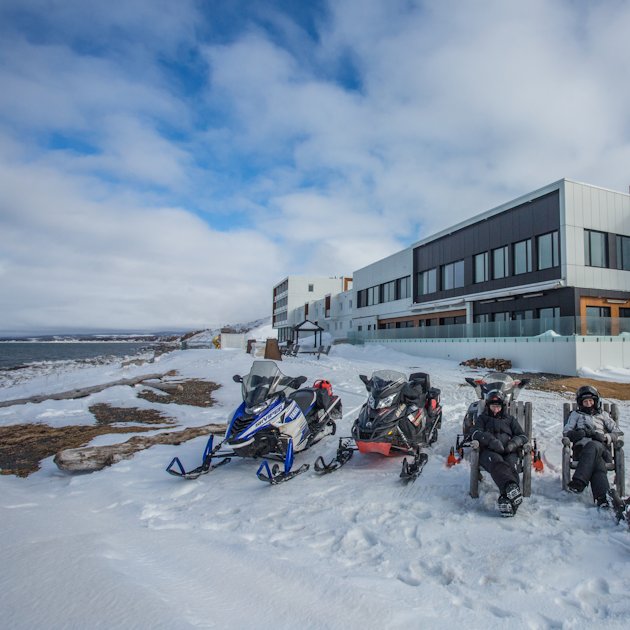 Motoneigistes devant le Riôtel Matane en Gaspésie