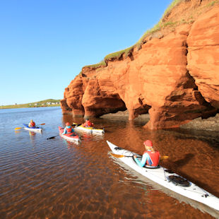 Kayakistes aux Îles de la Madeleine