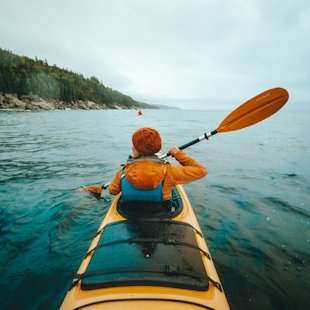 Kayak de mer dans le parc national Forillon en Gaspésie
