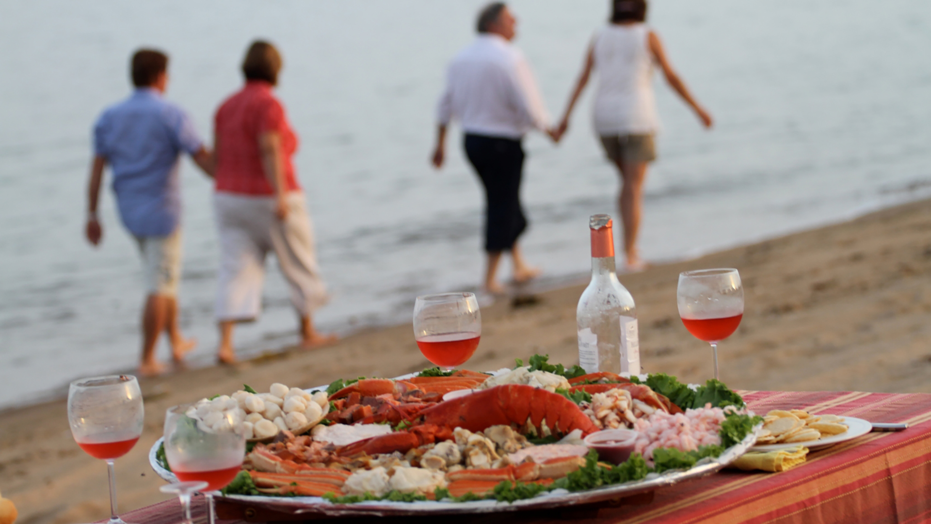 Assiette de fruits de mer sur la plage en Côte-Nord